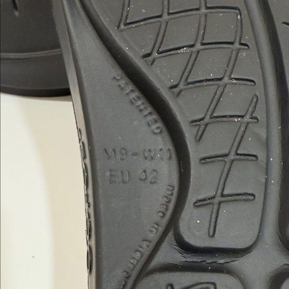 NEW - OOFOS Black Men\'s Sandals (sz Men 9 or Women 11)